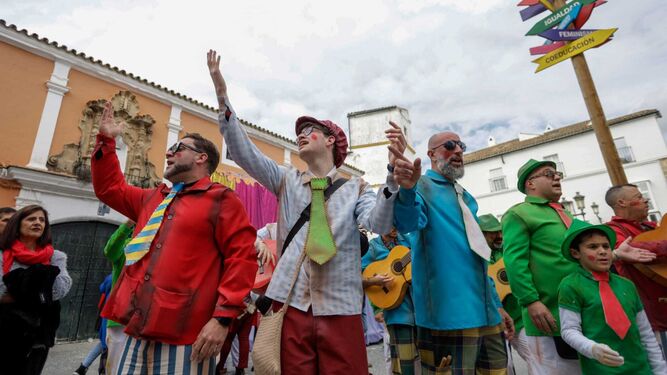 Una agrupación actuando en la Plaza de la Herrería, uno de los lugares emblemáticos del Carnaval de El Puerto.