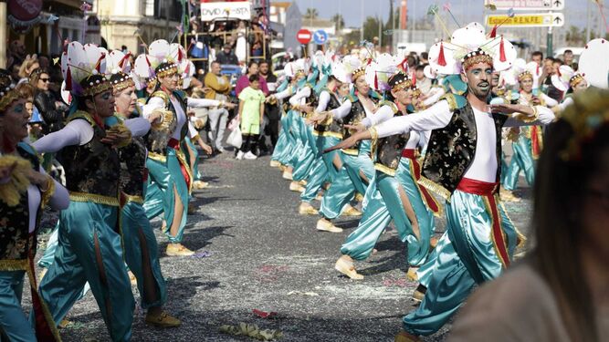 Uno de los cuerpos de baile que han acompañado a la Cabalgata de Carnaval de El Puerto.