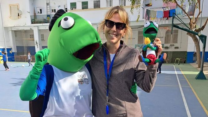 Una profesora del centro con la mascota de las Olimpiadas.