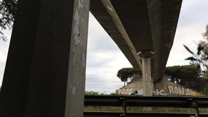 Pilares del puente de acceso a Bahía Sur sobre la autovía y la avenida Pery Junquera.