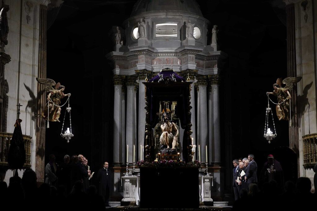 El Cristo de la Humildad y Paciencia, en el interior de la Catedral durante el v&iacute;a crucis.
