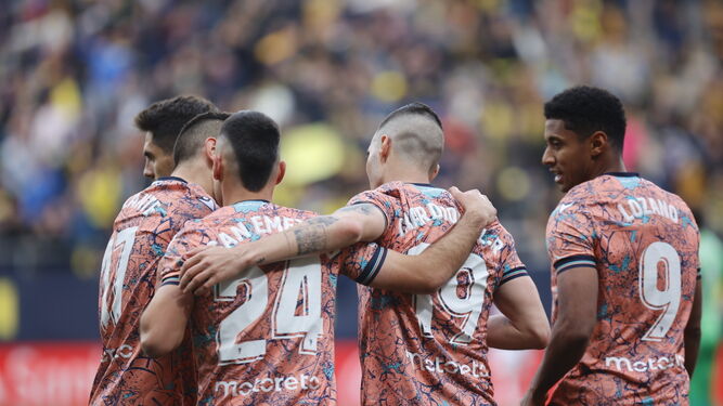 Los jugadores del Cádiz celebran el gol de la victoria contra el Rayo.