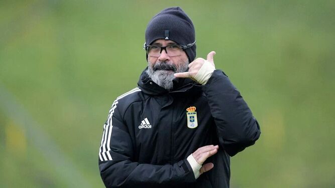 Cervera realiza un gesto durante un entrenamiento con el Oviedo
