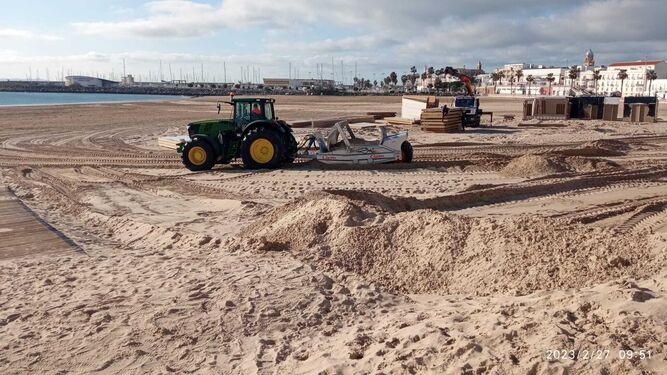 Trabajos de acondicionamiento de las playas de Rota para la temporada media, que comenzará en Semana Santa.