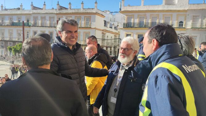 El portavoz  y candidato de AxSí, Fran Romero, conversa con algunos de los trabajadores durante la protesta llevada a cabo a las puertas del Ayuntamiento isleño.
