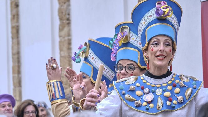 La chirigota callejera 'Las Titi de Cai', en el Carnaval Chiquito de 2023.