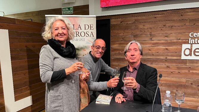 José Luis Díaz de la Torre durante la firma de libros, con Carlos Laínez y Carmen Guerrero.