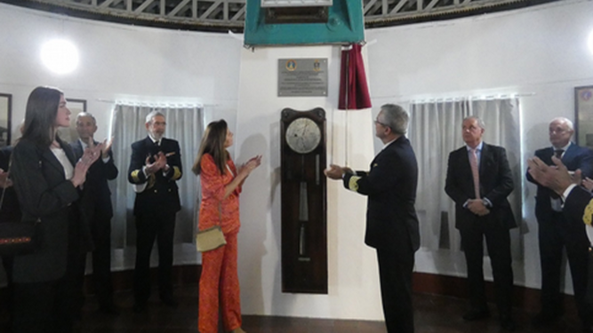 Descubrimiento de una placa conmemorativa en recuerdo del capitán de navío Francisco Javier Montojo.