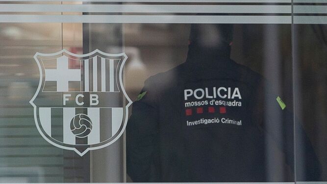 Registro policial a la sede del Barcelona hace un par de años.