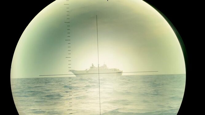 El 'Juan Carlos I' visto a través del periscopio del submarino 'Tramontana'