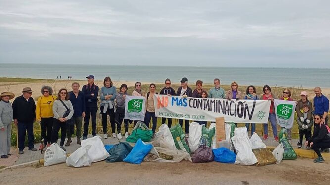 Los voluntarios de la jornada de limpieza de las playas de La Jara y Las Piletas, mostrando residuos que recogieron.