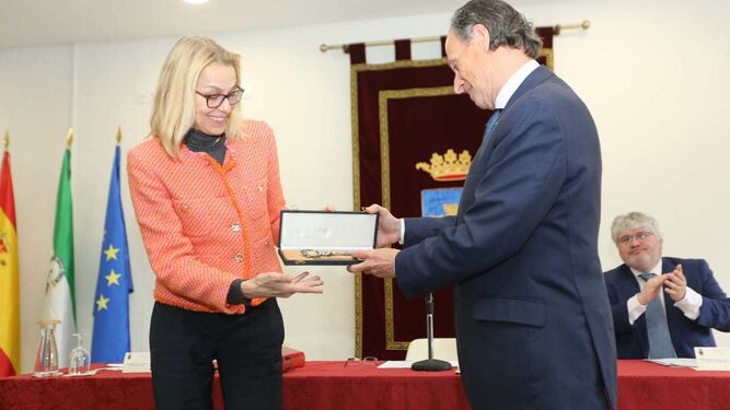 El alcalde entrega las llaves de la ciudad a la embajadora de Alemania en España.