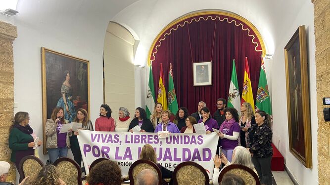 Lectura del manifiesto en la Diputación de Cádiz.