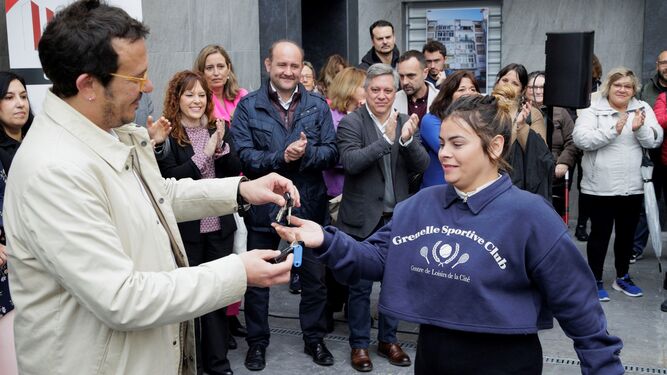 El alcalde de Cádiz entrega una de las llaves de Doctor Marañón, 2 a una de las agraciadas.
