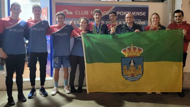 El concejal de Deportes, con miembros del Club de Natación Portuense.
