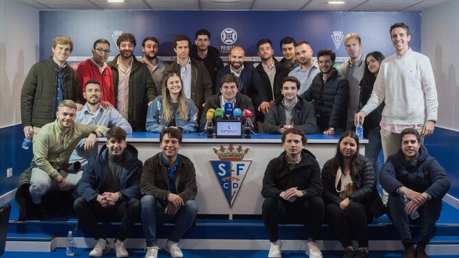 El presidente del club azulino posa con los alumnos en la sala de prensa del Iberoamericano.