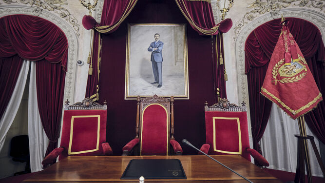 Imagen del sillón donde se sienta el alcalde en el Salón de Plenos de Cádiz.
