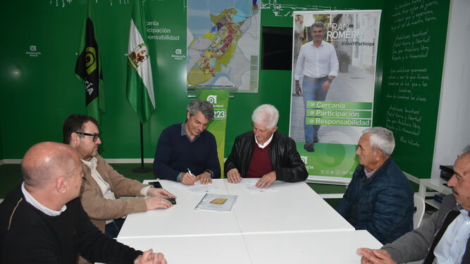 Fran Romero y Antonio Romero firman la Carta Ciudadana de la federación Isla de León.