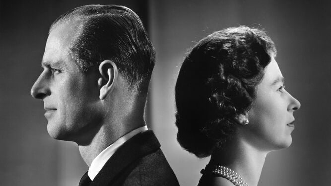 Felipe de Edimburgo y la reina Isabel II en un foto oficial de 1958