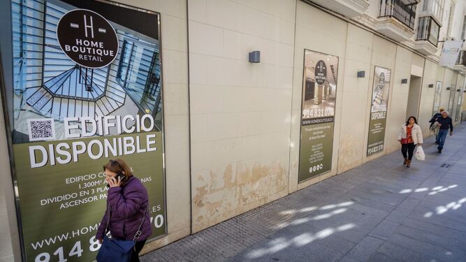Cartel promocional del alquiler del edificio que albergó Zara Mujer en la calle Columela de Cádiz.