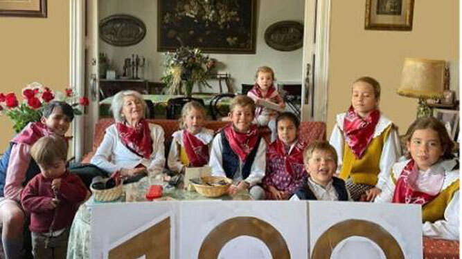 María de Sobrino con todos sus binieztos durante el festejo de sus 100 cumpleaños.