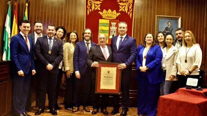 Miembros de la Corporación junto a Manuel Rosado Sánchez y el alcalde, Andrés Díaz.