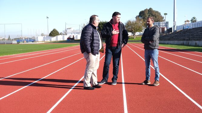 Visita del alcalde de Sanlúcar, Víctor Mora, a una instalación deportiva de la ciudad.