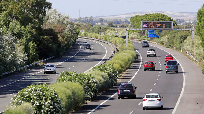La autopista AP-4 en su tramo de Jerez, donde habrá que esperar mucho para ver allí el tercer carril