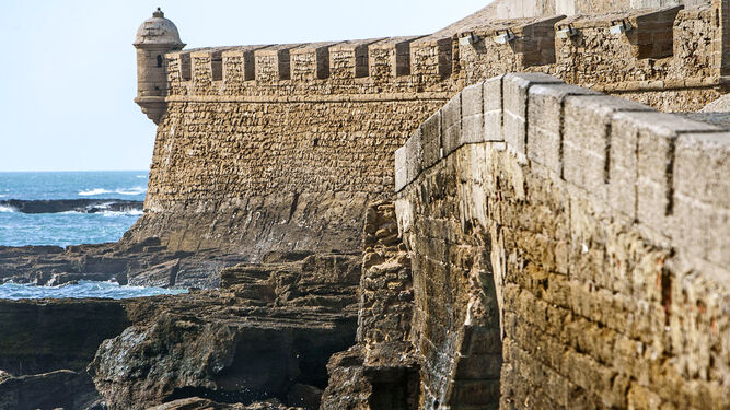 La muralla del castillo de San Sebastián.