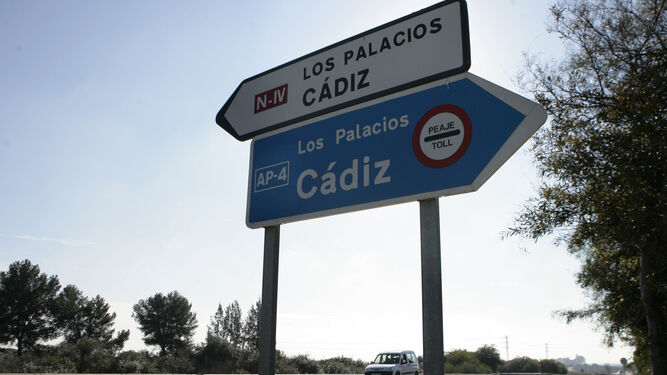 Imagen de archivo de un cartel indicador de la autopista de peaje Cádiz-Sevilla