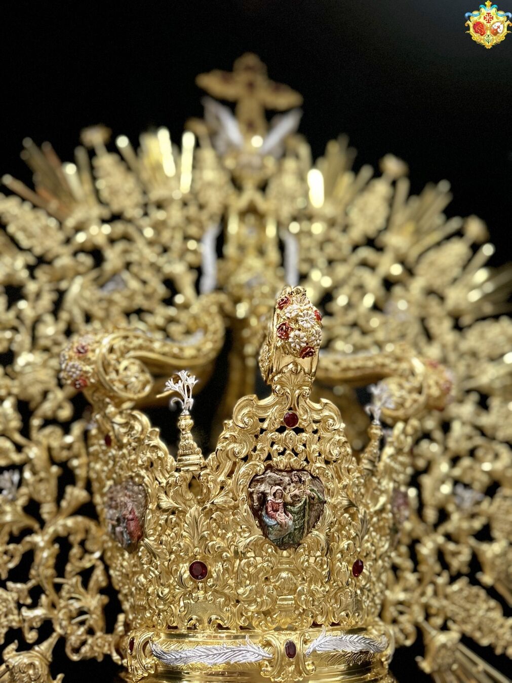 As&iacute; es la nueva corona de la Virgen del Amparo de Borriquita