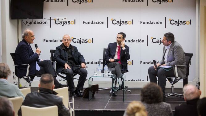 Mesa redonda sobre los retos de las cofradías celebradas en la Fundación Cajasol.