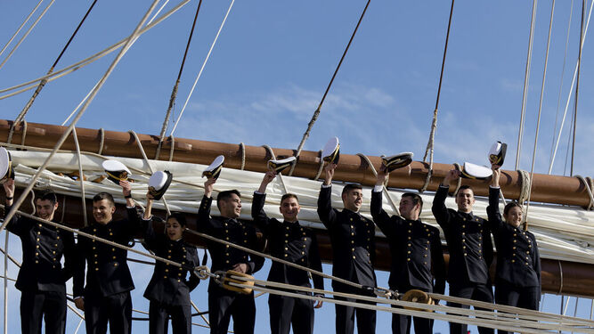 Los guardiamarinas de este crucero de instrucción saludan en la salida del puerto de Cádiz.