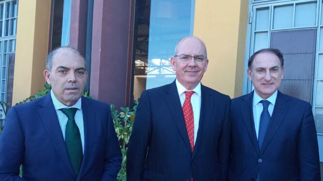 Javier Sánchez Roja (CEC), en el centro, con el presidente de ATA, Lorenzo Amor, y el presidente de CEA, Javier González de Lara, en Arcos