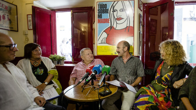 Una imagen de la rueda de prensa de presentación del concurso en El Café de Levante.