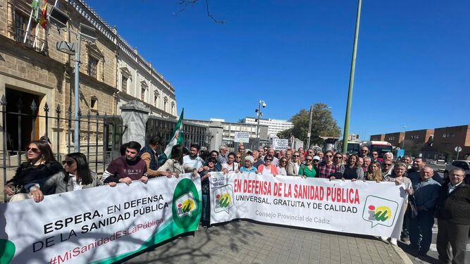 Protesta de alcaldes de la Sierra y cargos de IU, en el Parlamento andaluz.
