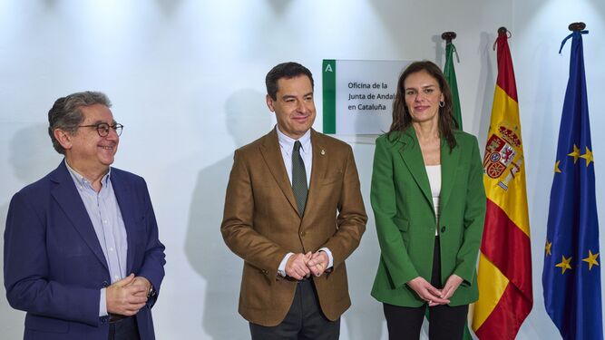 Juanma Moreno junto a Enric Millo y Esperanza García en la sede del Gobierno andaluz en Barcelona.