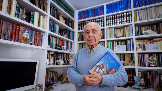 Pedro Payán, con un ejemplar de la nueva edición de 'El habla de Cádiz'.