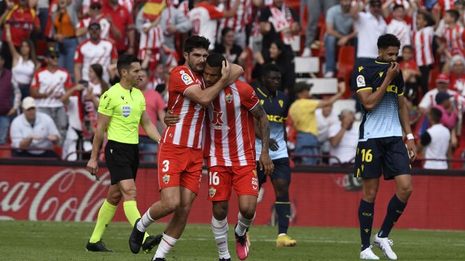 Melero y Luis Suárez celebran el gol del Almería ante el Cádiz.
