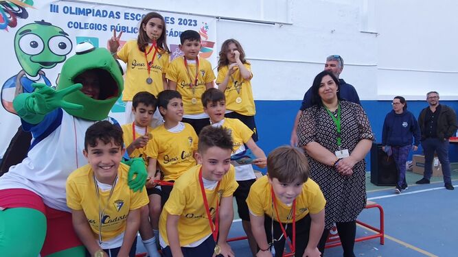Alumnos del CEIP San Felipe recogiendo su medalla de oro en fúbol