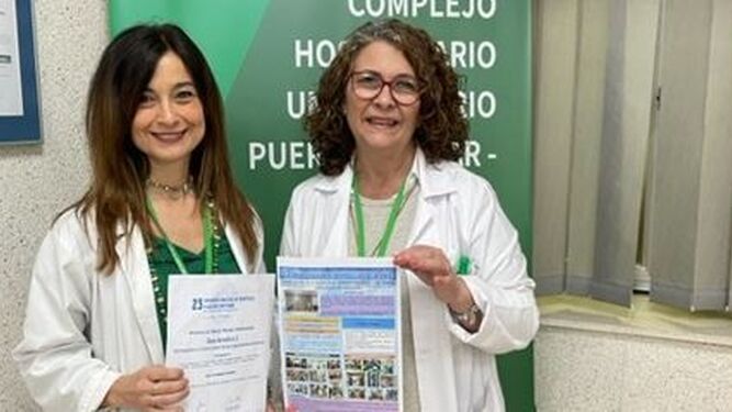 Silvia Delgado y Encarnación Torres, con la distinción y el póster en el que explican los proyectos, planes y programas premiados.