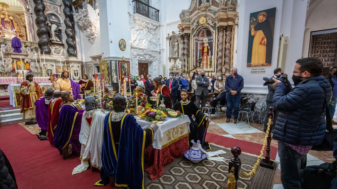 El misterio de La Cena, dispuesto cuaresmas pasadas a los pies del altar mayor de Santo Domingo.