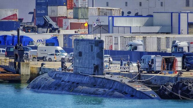 El submarino de la Armada india, atracado en el puerto de Cádiz