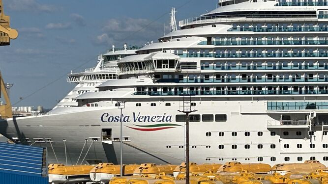 El 'Costa Venezia' se encuentra ya en Cádiz desde el pasado fin de semana