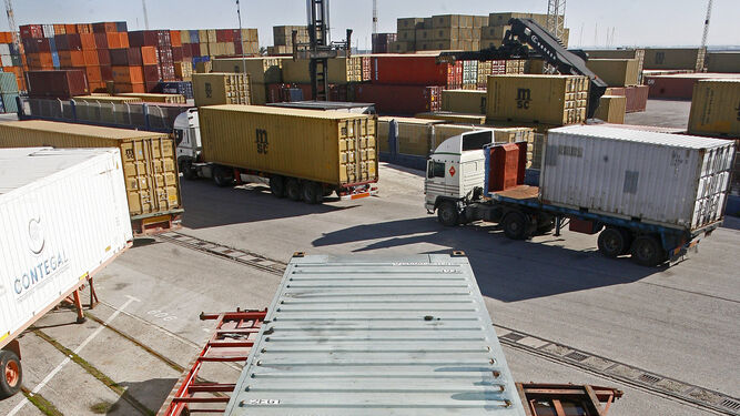 Camiones en la terminal de contenedores del puerto de Cádiz.
