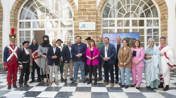 Foto de grupo de la presentación de las recreaciones históricas en la provincia de Cádiz