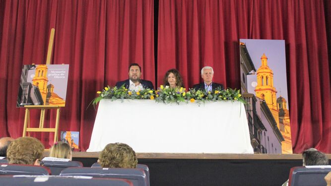 Menacho en la presentación de su libro junto a Jaime Armario y la alcaldesa de Olvera.