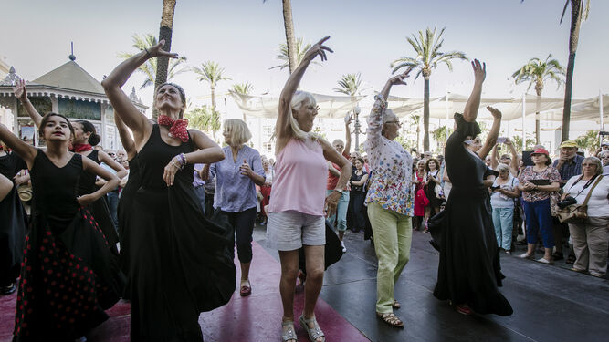 Imagen de archivo de un grupo de turistas disfrutando de la recepción con la que se encontraron en el puerto de Cádiz
