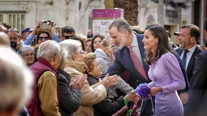 Los Reyes de España saludan y estrechan la mano de los mayores de la residencia de Fragela este lunes en Cádiz.
