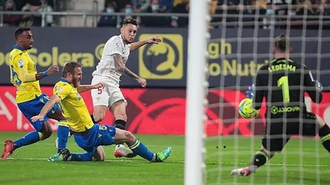 Lucas Ocampos supera a la defensa cadista en el único gol del último Cádiz-Sevilla.